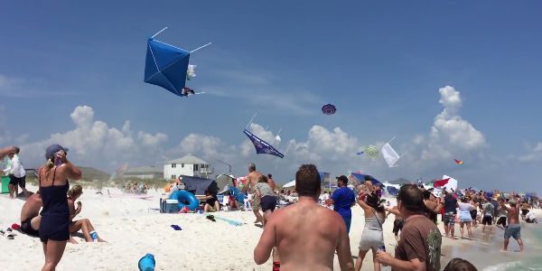 Insolite : un avion de chasse survole une plage de vacanciers et emporte tout sur son passage
