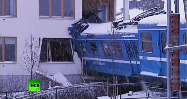 Un train volé déraille et s'encastre dans la cuisine d'un immeuble