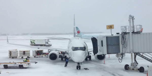 Un homme tente de retenir à mains nues un avion de ligne qui dérape à cause du vent