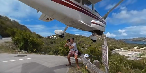 Vidéo : un avion frôle un touriste au moment de l ...
